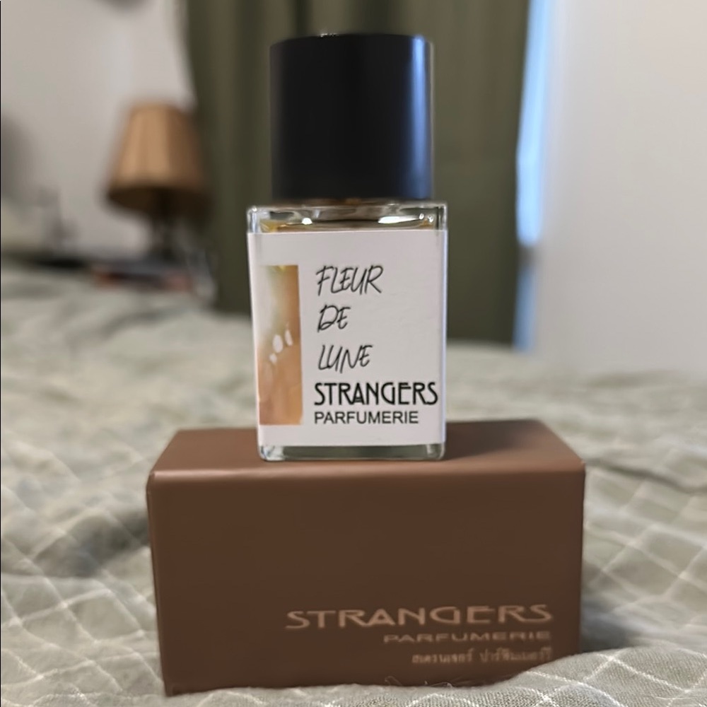 Strangers Parfumerie Fleur de Lune